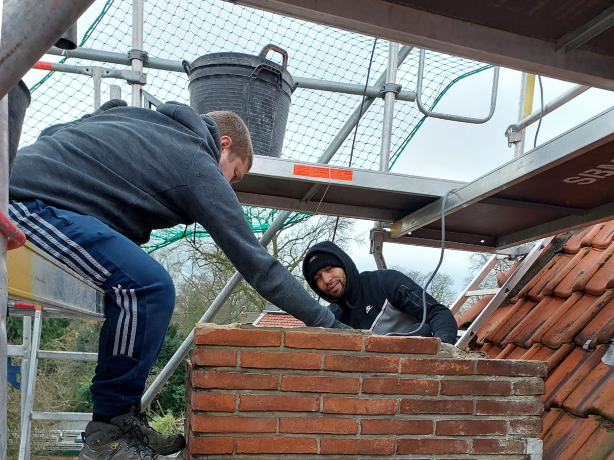 Vakmannen aan het werk met het verwijderen van een schoorsteen